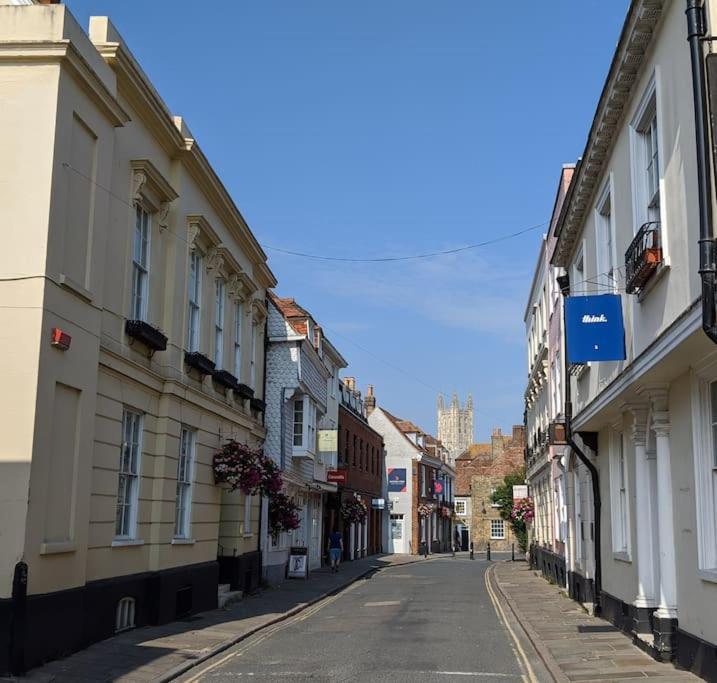 6 At Number 8: City Centre, 1 Bedroom, Sofa Bed In Lounge * Canterbury