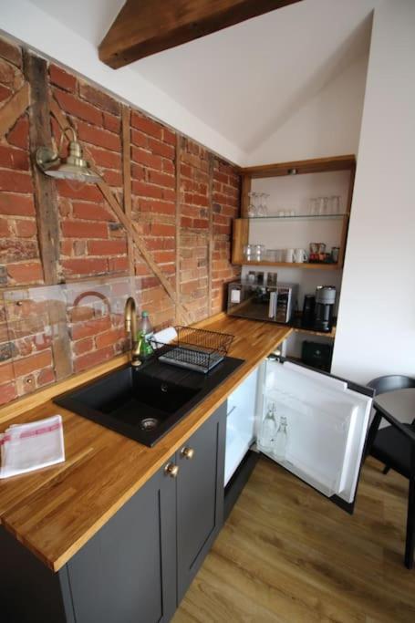 6 At Number 8: City Centre, 1 Bedroom, Sofa Bed In Lounge Apartment Canterbury