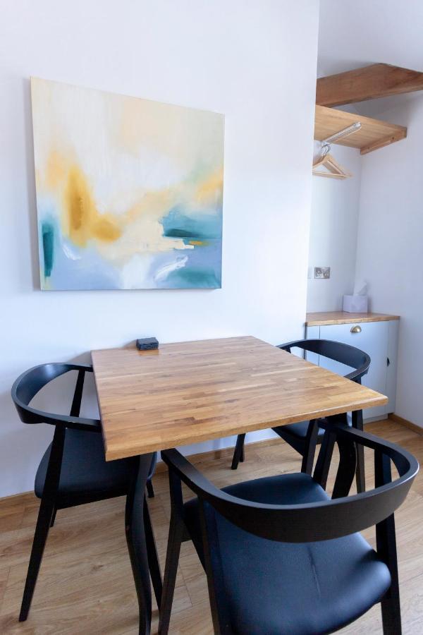 Apartment 6 At Number 8: City Centre, 1 Bedroom, Sofa Bed In Lounge Canterbury